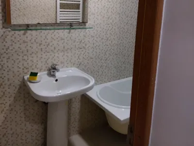 Baie moderna cu cada garsoniera inchiriere Sector 1 Bucuresti
